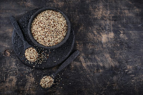 Quelles techniques pour préparer des plats à base de quinoa dans un restaurant de cuisine saine?