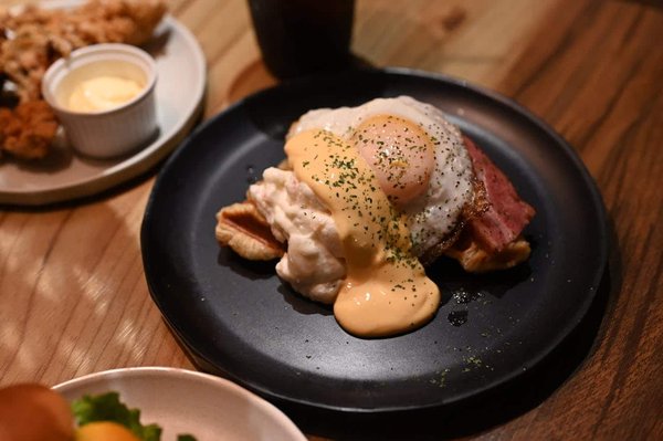 Quels conseils pour préparer un gigot d'agneau aux herbes avec une cuisson rosée?